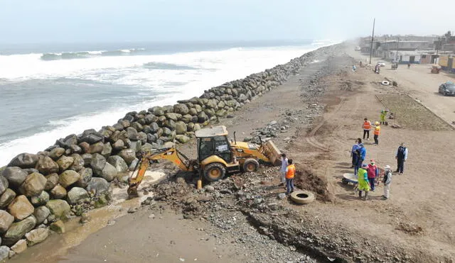 Las fuertes olas causaron la caída de algunas piedras del muro protector. Foto: MDVL