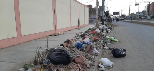Desperdicios se acumulan en exteriores de colegio Naylamp de Chiclayo. Foto: La República