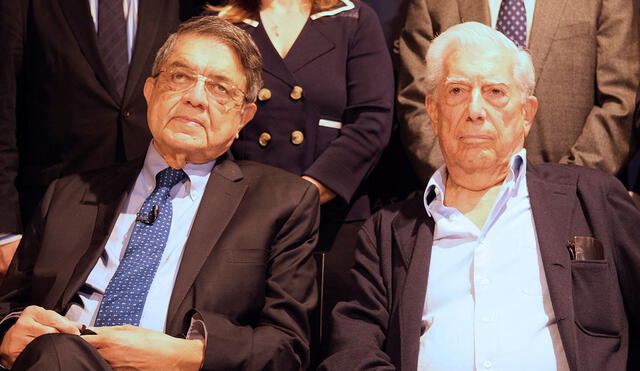 El escritor nicaragüense Sergio Ramírez y el premio Nobel de Literatura Mario Vargas Llosa durante el primer encuentro de Centroamérica Cuenta. Foto: EFE