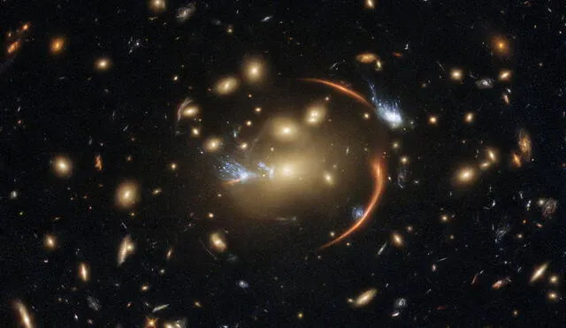 Vista del cúmulo de galaxias cuya gravedad distorsiona la luz de los objetos más lejanos. Foto: Hubble/ ESA/ NASA