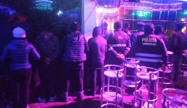 Policía y Fiscalía ingresan a local nocturno y detienen a ocho personas. Foto: PNP