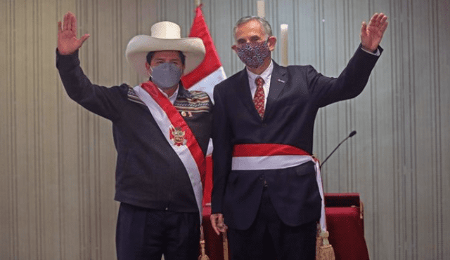 El presidente de Perú, Pedro Castillo, y el ministro de Economía, Pedro Francke. Foto: Twitter