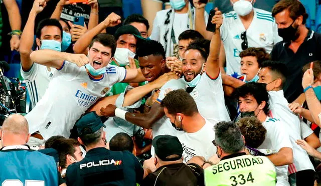 Vinicius Junior aparece abrazado junto a varios hinchas en la primera bandeja del Santiago Bernabéu. Foto: EFE