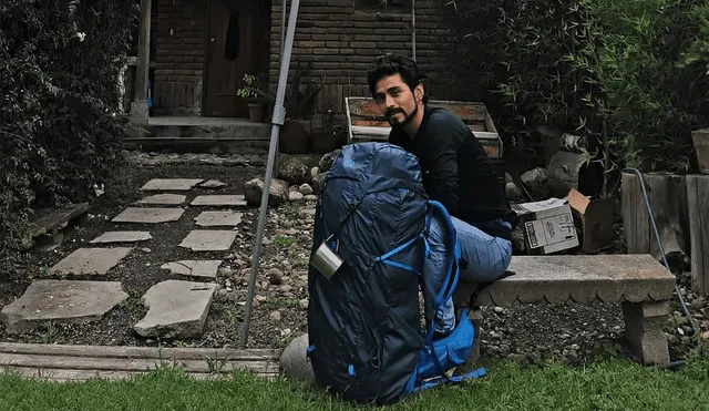 Carlos Simón y su ‘Diamante Azul’, la mochila viajera que lo ha acompañado desde hace tres años. Foto: Instagram/Carlos Simón