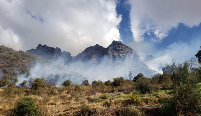 Incendio continúa hacia la parte alta del cerro Huancapata. Foto: cortesía