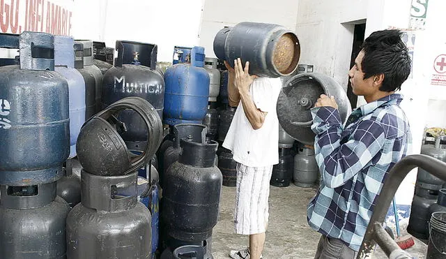 Rebaja. Medida de devolver el GLP al fondo de estabilización de precios trajo abajo los altos valores del GLP doméstico para el alivio de la economía familiar. Foto: Virgilio Grajeda / La República