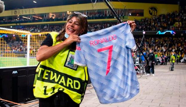 La mujer de seguridad posa con la indumentaria del portugués tras el partido. Foto: ESPN