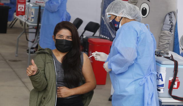 Minsa aclaró que por el momento siguen vacunando a los mayores de 25 años en Lima y Callao. Foto: Carlos Contreras / La República