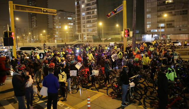 Ciclistas piden que haya más regulación para los conductores de buses de transporte público. Fotos: John Reyes / La República