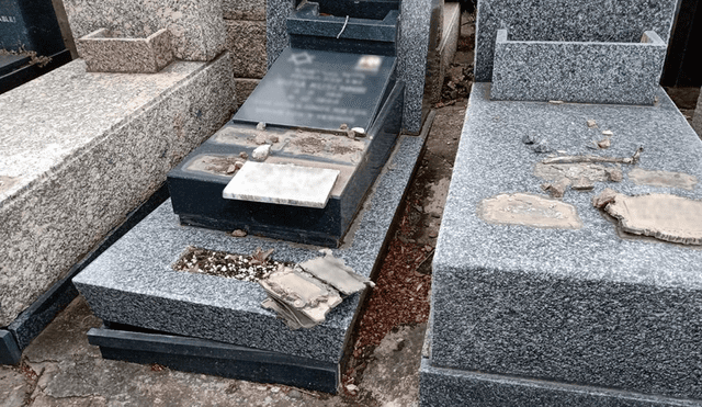 Tumbas profanadas del cementerio Israelita de la Tablada. Foto: AMIA