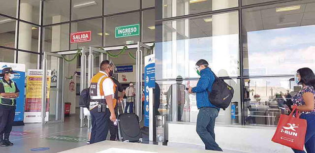 Por avión. Por ahora Chile recibirá turistas a través de tres de sus aeropuertos. Tratan de mantener bajas cifras de contagios.