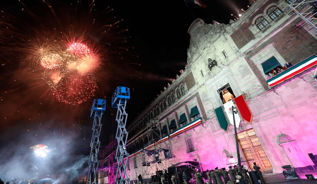Luces y fuegos pirotécnicos en el cielo de la Plaza del Zócalo durante la ceremonia del 211 aniversario del Grito de Independencia. Foto: EFE