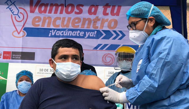 Minsa está vacunando a los jóvenes de 25 años o más. Foto: Gianella Aguirre / URPI-LR