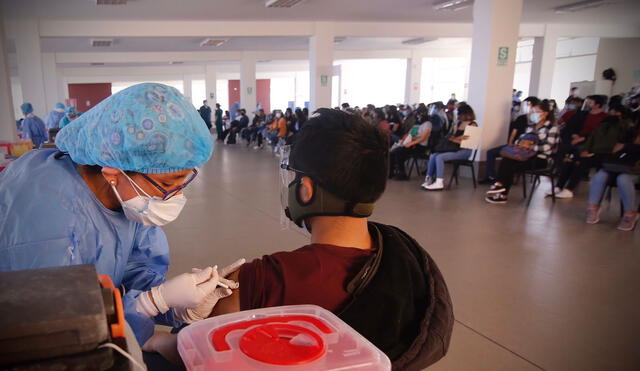 Estudiantes acudieron masivamente a puntos de vacunación. Foto: Oswald Charca/La República