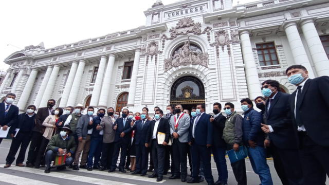 Alcaldes, acompañados de congresistas de Arequipa, realizaron un pronunciamiento frente a Congreso. Foto: cortesía
