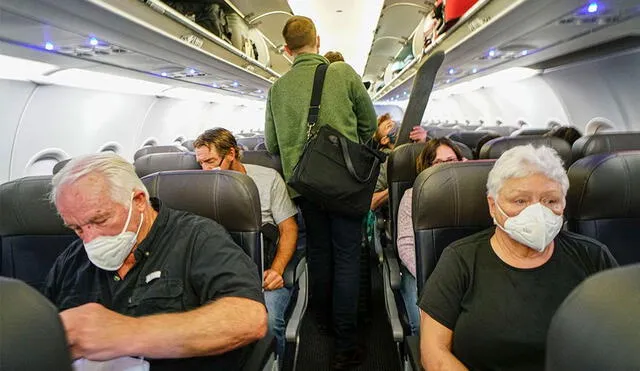 La mascarilla es de uso obligatorio durante los vuelos en avión. Foto: AFP