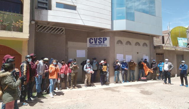 Puno. Empresarios peruanos acudieron al frontis de consorcio para reclamar pagos. Foto: La República