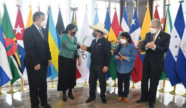 Pedro Castillo siendo recibido por autoridades mexicanas. A su lado, su esposa Lilia Paredes y el canciller Óscar Maúrtua. Foto: Cancillería/ Video: Relaciones Exteriores de México
