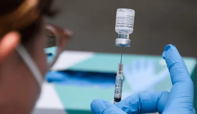 Pfizer es la primera vacuna contra la COVID-19 aprobada por la FDA. Foto: AFP