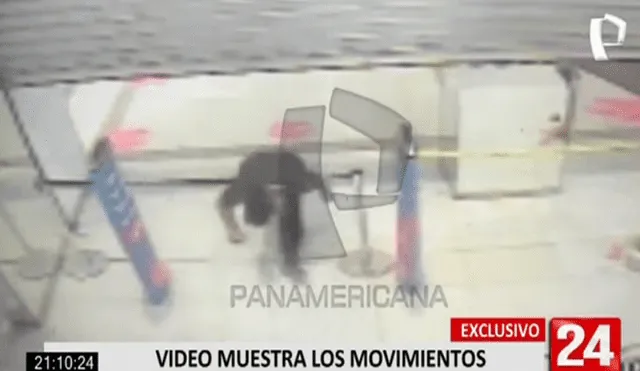 Cámaras de seguridad captaron a ciudadano ingresar a tienda por debajo de valla de seguridad. Foto: captura Panamericana TV