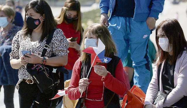 Celebran. Con medidas de prevención iniciaron los festejos por la 211ª independencia de Chile. Foto: EFE