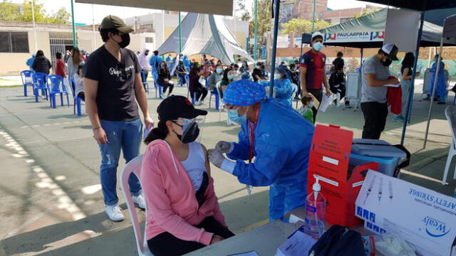 Decenas de jóvenes acuden a inmunizarse a puntos de vacunación en Arequipa. Foto: Wilder Pari / URPI