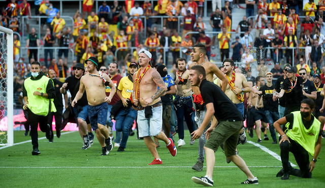 Tras la irrupción de los fanáticos, se desplegó un cordón policial frente a la tribuna. Foto: AFP