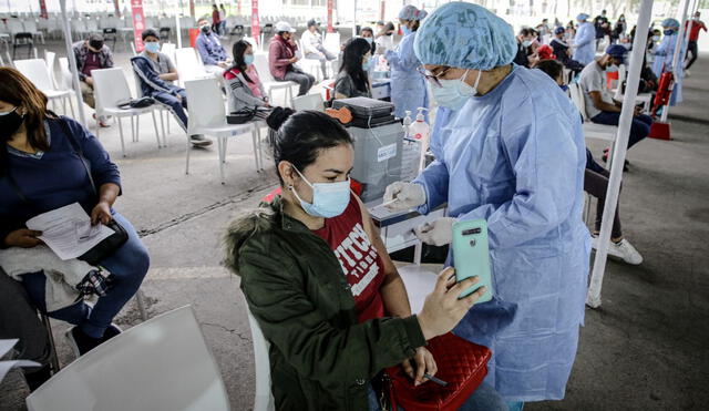 Vacunación en Cañete reunió a miles de jóvenes en los centros de inmunización. Foto: John Reyes / La República