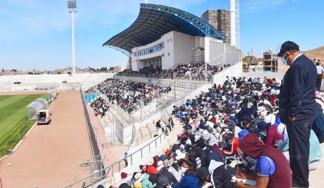 El exámen convocó a cientos dejóvenes ansiosos de seguir una carrera universitaria Foto: La República