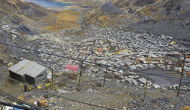 En Puno. El poblado se localiza a 5 mil metros, cerca a la frontera con Bolivia. La minería informal es su principal actividad. Foto: Liubomir Fernández / La República