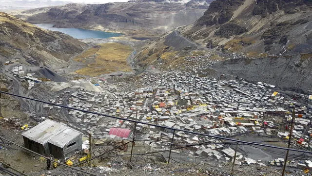 Puno. El poblado se localiza a 5.000 metros sobre el nivel del mar, en la cordillera andina límite con Bolivia. La minería informal es su principal actividad.