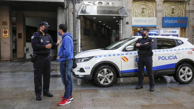 La Policía se acercó al bar y detuvo a los atacantes, quienes contaban con antecendentes. Foto: diario La voz de Galicia/referencial