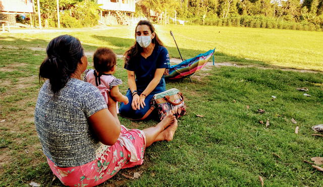 Luna Dannon charlando con vecina de la comunidad Vista Alegre. Foto: Óscar Miranda