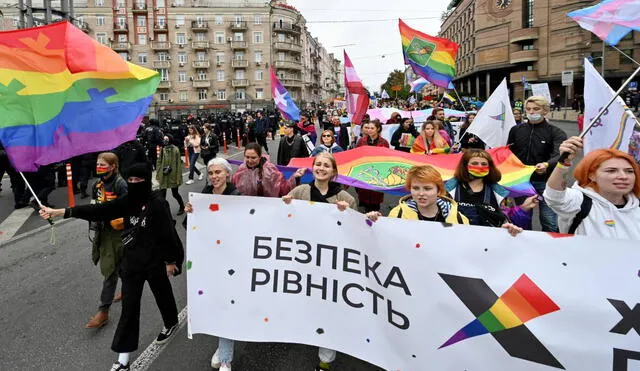 Otro de los grupos que también acudieron a la marcha fue la ONG Soldados LGBT ucranianos por la igualdad de derechos. Foto: AFP