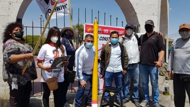 Integrantes del comité de Miraflores de Perú Libre están en busca de firmas. Foto: Wilder Pari / URPI