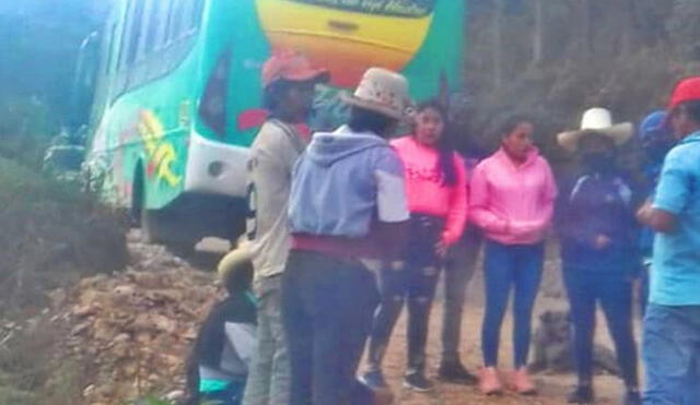 Pasajeros del bus trataron de auxiliar al herido, pero ya estaba sin signos vitales. Foto: Prensa Libre