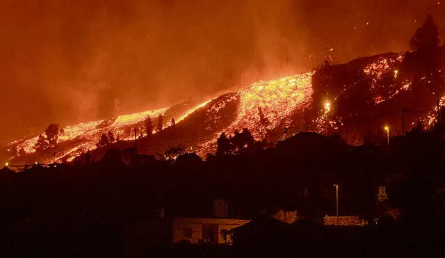 Destruye. El fuego se acerca a las viviendas arrojando columnas de humo y cenizas a su paso. Foto: AFP