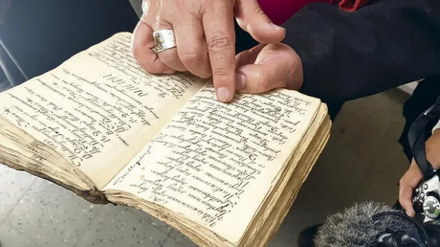 Obispo de Puno, Jorge Carrión, mostró documento para acreditar que la iglesia contribuyó en preservar el idioma quechua.