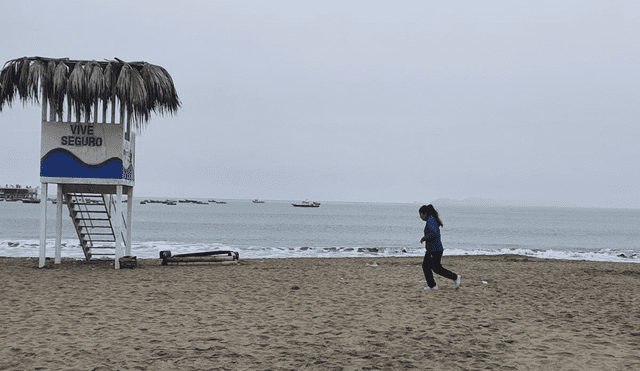 Mujer trota en la playa Agua Dulce. Foto y Video: María Pía Ponce / URPI-LR