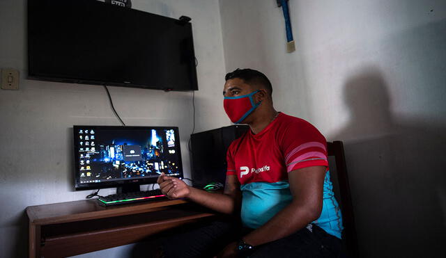 Zacary Egea también trabaja como repartidor de una aplicación de entrega a domicilio en Venezuela. Foto: AFP