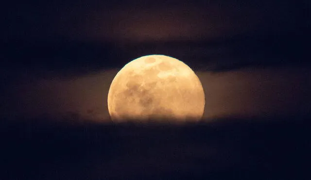 Luna llena captada sobre el horizonte en Washington, EE. UU. Foto: NASA