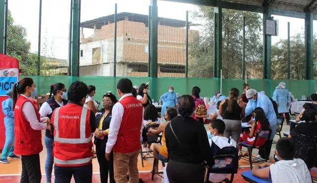 Vacunación de menores de 18 causó aglomeración. Foto: Contraloría