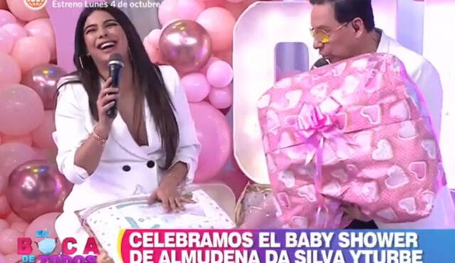 Ivana Yturbe celebra su segundo baby shower en el set de En boca de todos con Tula Rodríguez, Ricardo Rondón, Maju Mantilla y Gino Pesaressi. Foto: captura de América TV