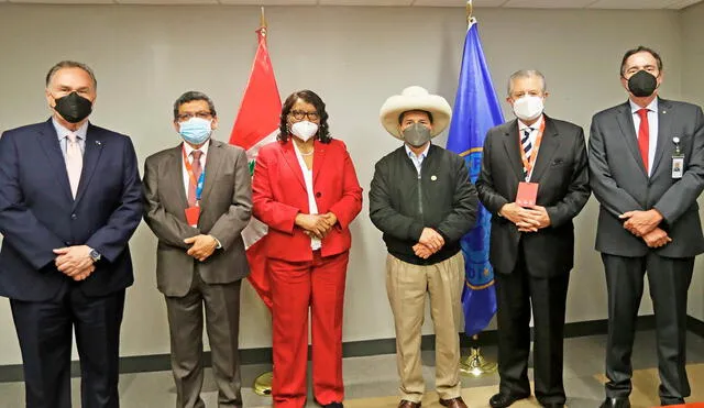 Castillo y los ministros de Salud y Relaciones Exteriores tuvieron una reunión con la directora de la OPS. Foto: Presidencia del Perú