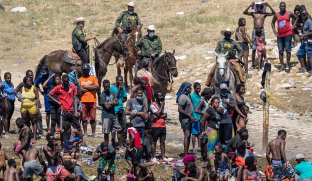 “Muchos comenzaron a correr para intentar escapar de los jinetes y uno de los de los agentes fotografiados tomó a uno de la camisa y lo volteó mientras el caballo trotaba en círculos”, dijo el autor de las fotografías. Foto: Paul Ratje / AFP