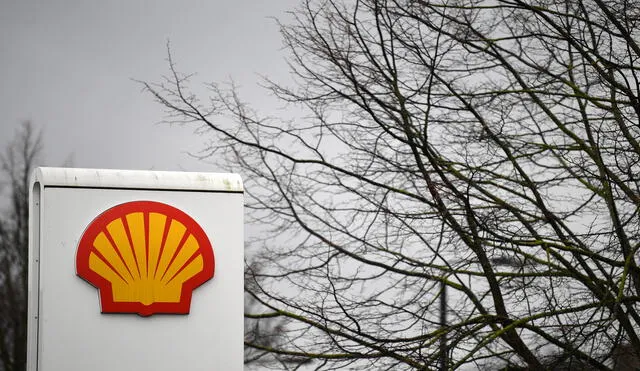 Logos at a Shell service station in London on February 4, 2021. - Royal Dutch Shell dived into a net loss of $21.7 billion in 2020, the oil giant announced today, as the coronavirus pandemic slashed global energy demand. (Photo by JUSTIN TALLIS / AFP)