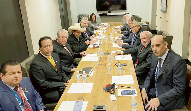 Buscando consensos. Presidente Pedro Castillo, los ministros de Economía, Comercio Exterior y de la Cancillería junto a empresarios peruanos en Washington DC. Foto: SNI