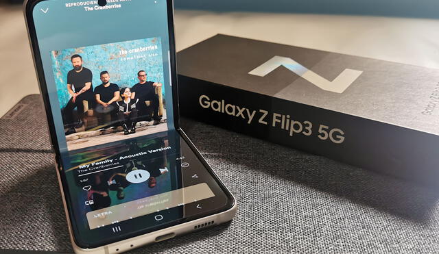 El modo flex del Galaxy Z Flip 3 es compatible con varias apps, como Spotify. Foto: Juan José López / La República
