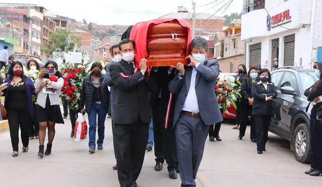 UGEL Cusco rindió homenaje póstumo a Víctor Cruz Mollohuanca, quien fue director de dicha unidad educativa. Foto: difusión
