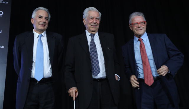 Mario Vargas Llosa, en el centro, junto a su hijo Álvaro y el periodista mexicano Sergio Sarmiento, durante la presentación de la serie. Fotografía: EFE